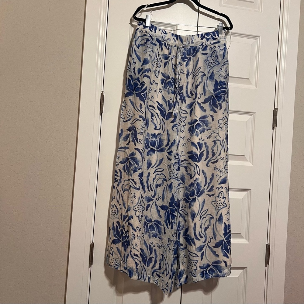 Vince Camuto Blue and White Floral Pants